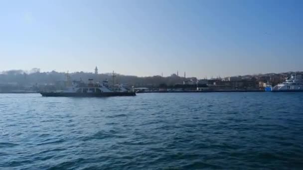 2009年3月3日 土耳其常驻联合国代表给秘书长的信的附件在阳光明媚的日子里 有蓝色 苏丹式 清真寺和塔帕宫背景的船和内部运输船 — 图库视频影像