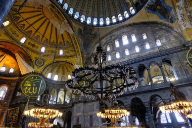 Türkiye istanbul 03.03.2021.Hagia camii içinde Hz. Muhammed, Tanrı ve antik aydınlatma lambalarının birçok oyma ve mezar isimleriyle. Kubbe ve antik pencerelerin mimari ayrıntıları
