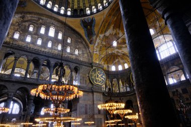 Türkiye istanbul 03.03.2021.Hagia camii içinde Hz. Muhammed, Tanrı ve antik aydınlatma lambalarının birçok oyma ve mezar isimleriyle. Kubbe ve antik pencerelerin mimari ayrıntıları