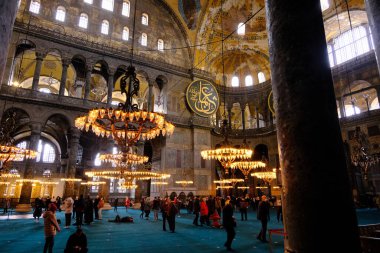 Türkiye istanbul 03.03.2021.Hagia camii içinde Hz. Muhammed, Tanrı ve antik aydınlatma lambalarının birçok oyma ve mezar isimleriyle. Kubbe ve antik pencerelerin mimari ayrıntıları