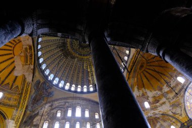 Türkiye istanbul 03.03.2021. Hagia camiinin iç kesimi, müze ve antik kiliseden önce. Birçok duvar resmi, İslami freskler, kubbeli Müslüman yerçekimi, pencereli sütunlar