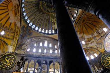 Türkiye istanbul 03.03.2021. Hagia camiinin iç kesimi, müze ve antik kiliseden önce. Birçok duvar resmi, İslami freskler, kubbeli Müslüman yerçekimi, pencereli sütunlar