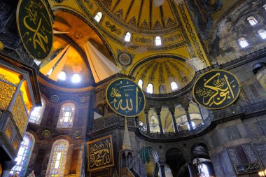 Türkiye istanbul 03.03.2021. Hagia camiinin iç kesimi, müze ve antik kiliseden önce. Birçok duvar resmi, İslami freskler, kubbeli Müslüman yerçekimi, pencereli sütunlar