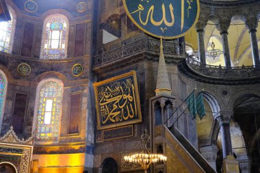 Türkiye istanbul 03.03.2021.Hagia camii içinde Hz. Muhammed, Tanrı ve antik aydınlatma lambalarının birçok oyma ve mezar isimleriyle. Kubbe ve antik pencerelerin mimari ayrıntıları