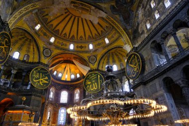 Türkiye istanbul 03.03.2021.Hagia camii içinde Hz. Muhammed, Tanrı ve antik aydınlatma lambalarının birçok oyma ve mezar isimleriyle. Kubbe ve antik pencerelerin mimari ayrıntıları