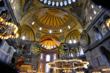 Türkiye istanbul 03.03.2021.Hagia camii içinde Hz. Muhammed, Tanrı ve antik aydınlatma lambalarının birçok oyma ve mezar isimleriyle. Kubbe ve antik pencerelerin mimari ayrıntıları