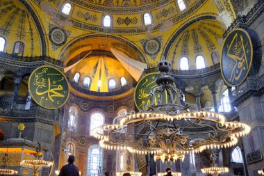 Türkiye istanbul 03.03.2021.Hagia camii içinde Hz. Muhammed, Tanrı ve antik aydınlatma lambalarının birçok oyma ve mezar isimleriyle. Kubbe ve antik pencerelerin mimari ayrıntıları