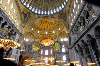 Türkiye istanbul 03.03.2021.Hagia camii içinde Hz. Muhammed, Tanrı ve antik aydınlatma lambalarının birçok oyma ve mezar isimleriyle. Kubbe ve antik pencerelerin mimari ayrıntıları