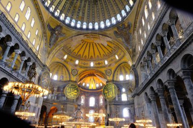 Türkiye istanbul 03.03.2021.Hagia camii içinde Hz. Muhammed, Tanrı ve antik aydınlatma lambalarının birçok oyma ve mezar isimleriyle. Kubbe ve antik pencerelerin mimari ayrıntıları