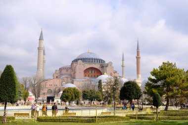 Türkiye istanbul 03.03.2021. Şimdi Hagia camiinin önünde, müzeden ve sultanahmet meydanındaki antik kiliseden önce, mavi bulutlu arka plan sırasında turist palmiyeleri ile birlikte.. 