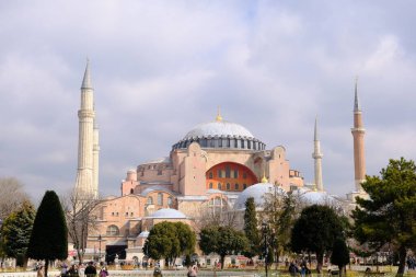Türkiye istanbul 03.03.2021. Şimdi Hagia camiinin önünde, müzeden ve sultanahmet meydanındaki antik kiliseden önce, mavi bulutlu arka plan sırasında turist palmiyeleri ile birlikte.. 