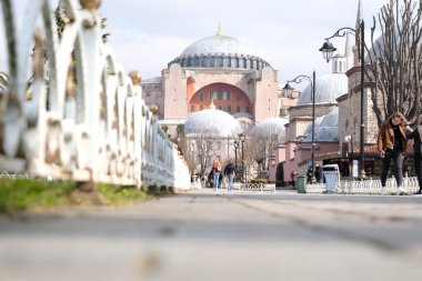 Türkiye istanbul 03.03.2021. Şimdi Hagia camiinin önünde, müzeden ve sultanahmet meydanındaki antik kiliseden önce, mavi bulutlu arka plan sırasında turist palmiyeleri ile birlikte.. 