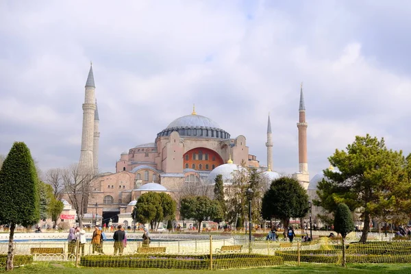 Türkiye istanbul 03.03.2021. Şimdi Hagia camiinin önünde, müzeden ve sultanahmet meydanındaki antik kiliseden önce, mavi bulutlu arka plan sırasında turist palmiyeleri ile birlikte.. 