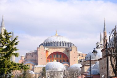 Türkiye istanbul 03.03.2021. Şimdi Hagia camiinin önünde, müzeden ve sultanahmet meydanındaki antik kiliseden önce, mavi bulutlu arka plan sırasında turist palmiyeleri ile birlikte.. 