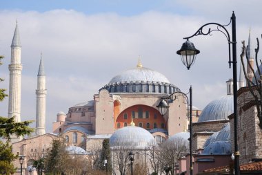 Türkiye istanbul 03.03.2021. Şimdi Hagia camiinin önünde, müzeden ve sultanahmet meydanındaki antik kiliseden önce, mavi bulutlu arka plan sırasında turist palmiyeleri ile birlikte.. 