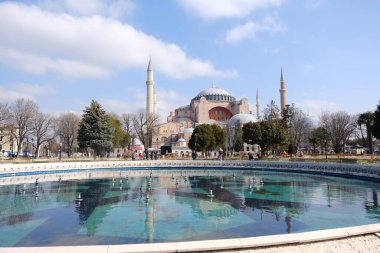 Türkiye istanbul 03.03.2021. İstanbul 'da hava bulutluyken turkuaz renk suyunun üzerindeki küçük gölet ve cami yansıması sultanahmet meydanından (eski müze ve kilise) Hagia sothe camii.