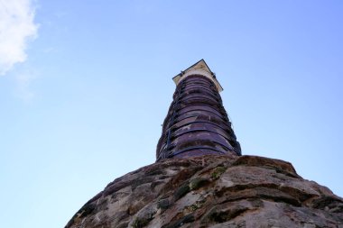Türkiye istanbul 03.03.2021.İstanbul Konstantin Sütunu (cemberlitas), antik Roma sütununun altından parlak mavi gökyüzü ve uçan martılarla çekilmiş.