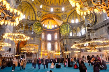 Türkiye istanbul 03.03.2021.Hagia camii içinde Hz. Muhammed, Tanrı ve antik aydınlatma lambalarının birçok oyma ve mezar isimleriyle. Kubbe ve antik pencerelerin mimari ayrıntıları