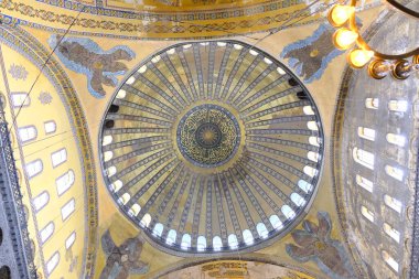 Türkiye istanbul 03.03.2021. Hagia camiinin iç kesimi, müze ve antik kiliseden önce. Birçok duvar resmi, İslami freskler, kubbeli Müslüman yerçekimi, pencereli sütunlar