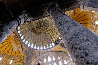 Türkiye istanbul 03.03.2021.Hagia camii içinde Hz. Muhammed, Tanrı ve antik aydınlatma lambalarının birçok oyma ve mezar isimleriyle. Kubbe ve antik pencerelerin mimari ayrıntıları