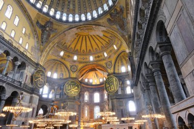 Türkiye istanbul 03.03.2021.Hagia camii içinde Hz. Muhammed, Tanrı ve antik aydınlatma lambalarının birçok oyma ve mezar isimleriyle. Kubbe ve antik pencerelerin mimari ayrıntıları