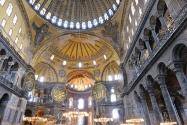 Türkiye istanbul 03.03.2021.Hagia camii içinde Hz. Muhammed, Tanrı ve antik aydınlatma lambalarının birçok oyma ve mezar isimleriyle. Kubbe ve antik pencerelerin mimari ayrıntıları