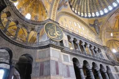Türkiye istanbul 03.03.2021. Hagia camiinin iç kesimi, müze ve antik kiliseden önce. Birçok duvar resmi, İslami freskler, kubbeli Müslüman yerçekimi, pencereli sütunlar