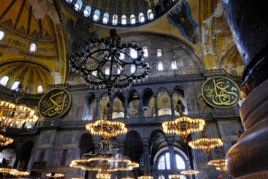 Türkiye istanbul 03.03.2021.Hagia camii içinde Hz. Muhammed, Tanrı ve antik aydınlatma lambalarının birçok oyma ve mezar isimleriyle. Kubbe ve antik pencerelerin mimari ayrıntıları