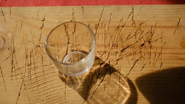Чай Линден Заполнения Стеклянный Горшок Существующих Деревянной Пластины Пузыри Созданные — стоковое видео