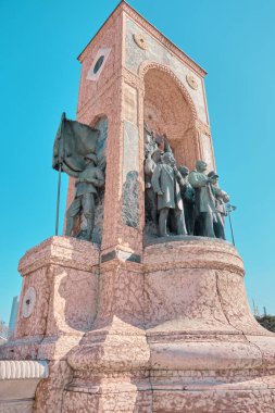 Türkiye istanbul 04.03.2021. Sabah saatlerinde en çok tanınan meydanda, turistler ve Atatürk heykeli ayrıntılarıyla İstiklal Caddesi 'nin sonundaki Taksim Cumhuriyet Anıtı (cumhuriyet Anıtı) ayrıntılarıyla