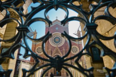Türkiye istanbul 04.03.2021. Padua 'lı Aziz Anthony Kilisesi (Aziz Antuan Katolik Kilisesi), İstanbul, çitlerin arkasında sabahın erken saatlerinde. İstanbul 'daki eski kilisenin arkasından gün ışığı geliyor..