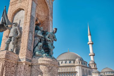 Türkiye istanbul 04.03.2021. Taksim, Cumhuriyet Anıtı (cumhuriyet Anıtı), Taksim Camii ve Türkçe bayraklarla sabah saatlerinde en çok tanınan taksim meydanı.