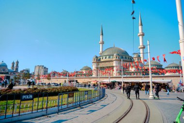 Türkiye istanbul 04.03.2021. Sabah saatlerinde en çok tanınan taksim meydanı, yakın zamanda inşa edilen taksim camii ve Türk bayrakları, polis ve turistlerin yer aldığı yer..