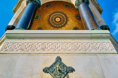 Türkiye istanbul 03.03.2021.Sultanahmet Meydanı ve Osmanlı İmparatorluğu döneminden kalma görkemli oymalar ve Alman çeşmesi olarak adlandırılan eski halk çeşmesi (alman cesmesi))