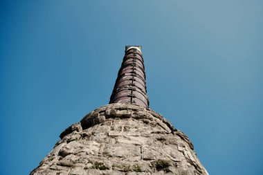 Türkiye istanbul 03.03.2021.İstanbul Konstantin Sütunu (cemberlitas) Antik Roma sütunun altından çekilen parlak mavi gökyüzü.