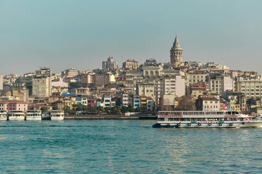 İstanbul 'daki eski ve antik galata kulesi güneşli bir günde yolcu feribotu, gemi ve galata köprüsü ile Cenovalı denizci ve İstanbul bosphorus tarafından yapıldı. 03.03.2021 İstanbul Türkiye