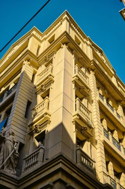 Türkiye istanbul 04.03.2021 Sarı ve modern stil binalar, İstanbul 'da bulunan istiklal Caddesi' ndeki apartman ve dükkanlar. 