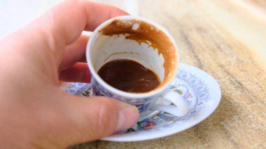 Geleneksel Türk kahve demliği. Etrafında da iznik fayans şeklinde. Kahveyi bitirdim ve fal bakıyorum.