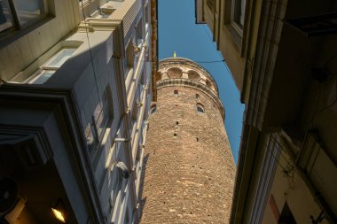 Türkiye istanbul 04.03.2021. İstanbul Boğazı 'nı izlediğiniz için Galata Kulesi İstanbul. Fotoğraf sabahın erken saatlerinde çekilmiş ve kule fotoğrafı dar sokaktan..
