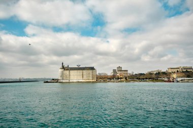 Kadıköy kıyısı istanbul 'daki Haydarpaşa ana tren istasyonunun eski barok tarzı binası dev bulutlar ve boğaz turkuaz renkleriyle. Yeniden yapılanma çalışmaları. Türkiye istanbul 03.03.2021.