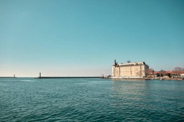 Kadıköy kıyısı istanbul 'daki Haydarpaşa ana tren istasyonunun eski barok tarzı binası dev bulutlar ve boğaz turkuaz renkleriyle. Yeniden yapılanma çalışmaları. Türkiye istanbul 03.03.2021.
