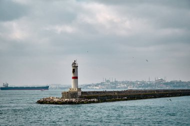 Bosporus 'taki deniz fenerinde büyük sedir camileri, Hagia soya (ayasofya) ve mavi (sultanahmet) camileri var..