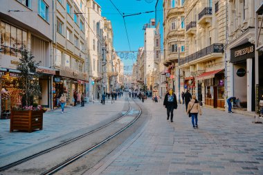 Türkiye istanbul 04.03.2021. İstanbul 'un en tanınmış caddelerinden biri: Sabahın erken saatlerinde istiklal Caddesi, yaygın koruma ve sağlık maskeli kişiler nedeniyle her zamanki gibi kalabalık değil.