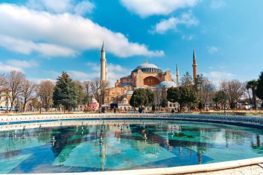 Türkiye istanbul 03.03.2021. İstanbul 'da hava bulutluyken turkuaz renk suyunun üzerindeki küçük gölet ve cami yansıması sultanahmet meydanından (eski müze ve kilise) Hagia sothe camii.