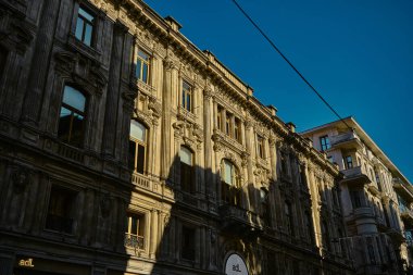 Türkiye istanbul 04.03.2021 Renkli ve barok tarzı binalar, İstanbul 'da bulunan istiklal Caddesi' ndeki mağazalar.