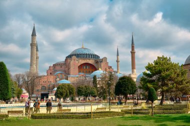 04.03.2021. Hindi İstanbul. Hagia Sofya (ayasofya) cami, kilise ya da müze büyük bulutların altında. Birçok turist ya da insanlar eski bir binanın önünde duruyorlardı. Bulutlar ve hagia bir arada
