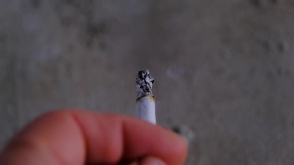 Человек Курит Сигареты Дымятся Пепел Сигарет Положенный Стол Открытом Воздухе — стоковое видео