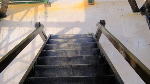 Escaleras Madera Establecidas Suelo Hormigón Con Sol Karacabey —  Fotos de Stock