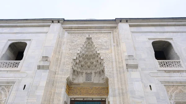 2021 터키의 부르사 초저녁이나 우기에 대리석 재료로 조각품 작품들이 모스크 — 스톡 사진