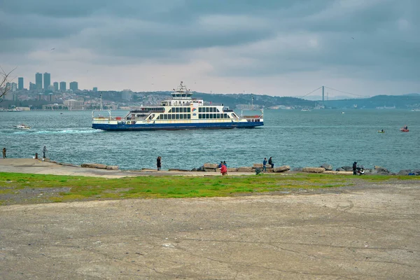 2021 Istanbul Turquia Ferry Pedestre Passando Bosporus Istanbul Perto Distrito — Fotografia de Stock